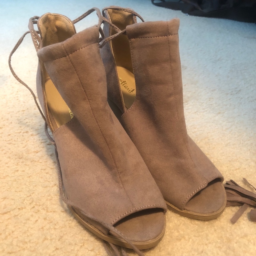 Women’s Heels - Picture 3 of 3